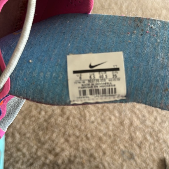 Pair of size 9 Nikereact - Picture 4 of 7